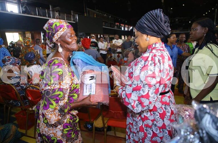Evelyn Joshua Gives Bags of Rice, Clothes, and Money to the Elderly (Photos)